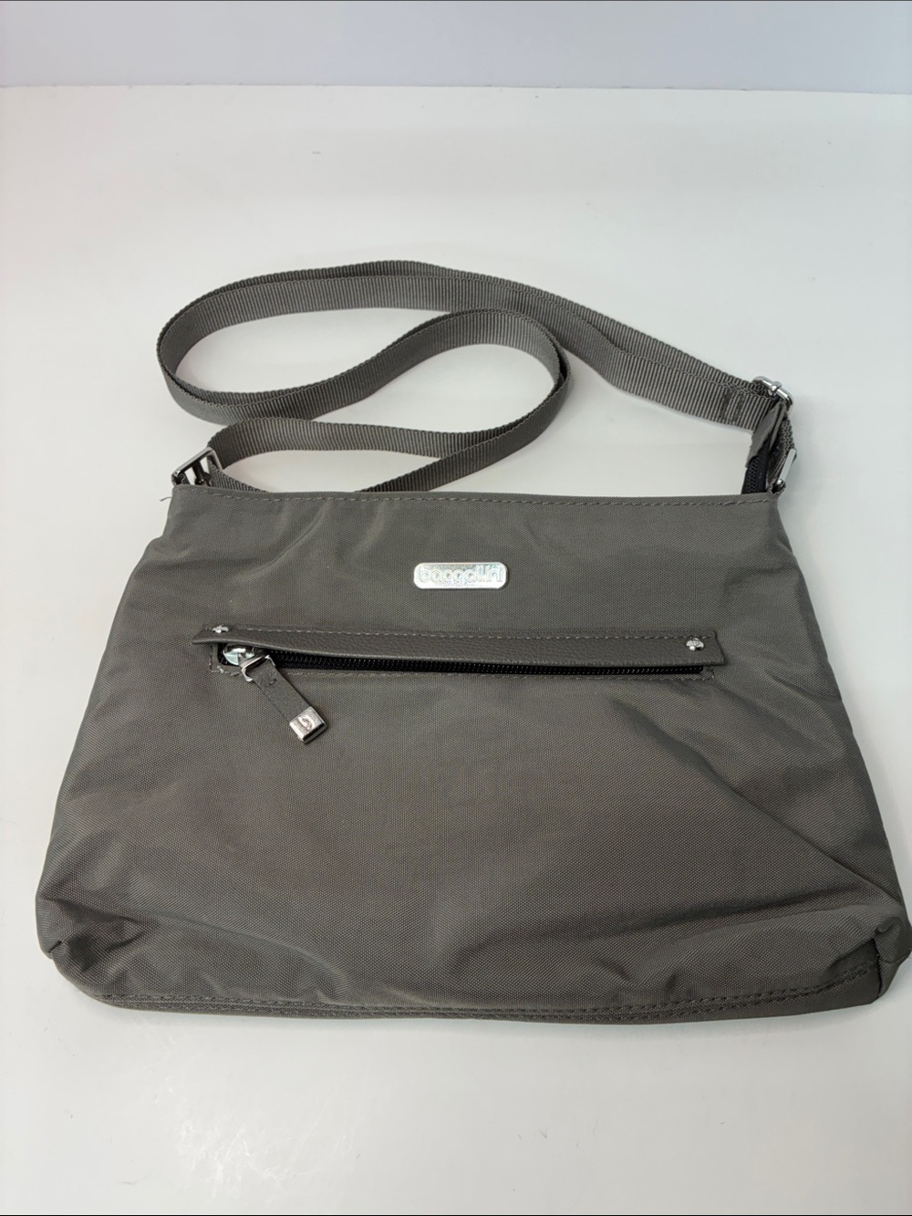 💜Baggallini Gray Nylon Crossbody with Front Zip